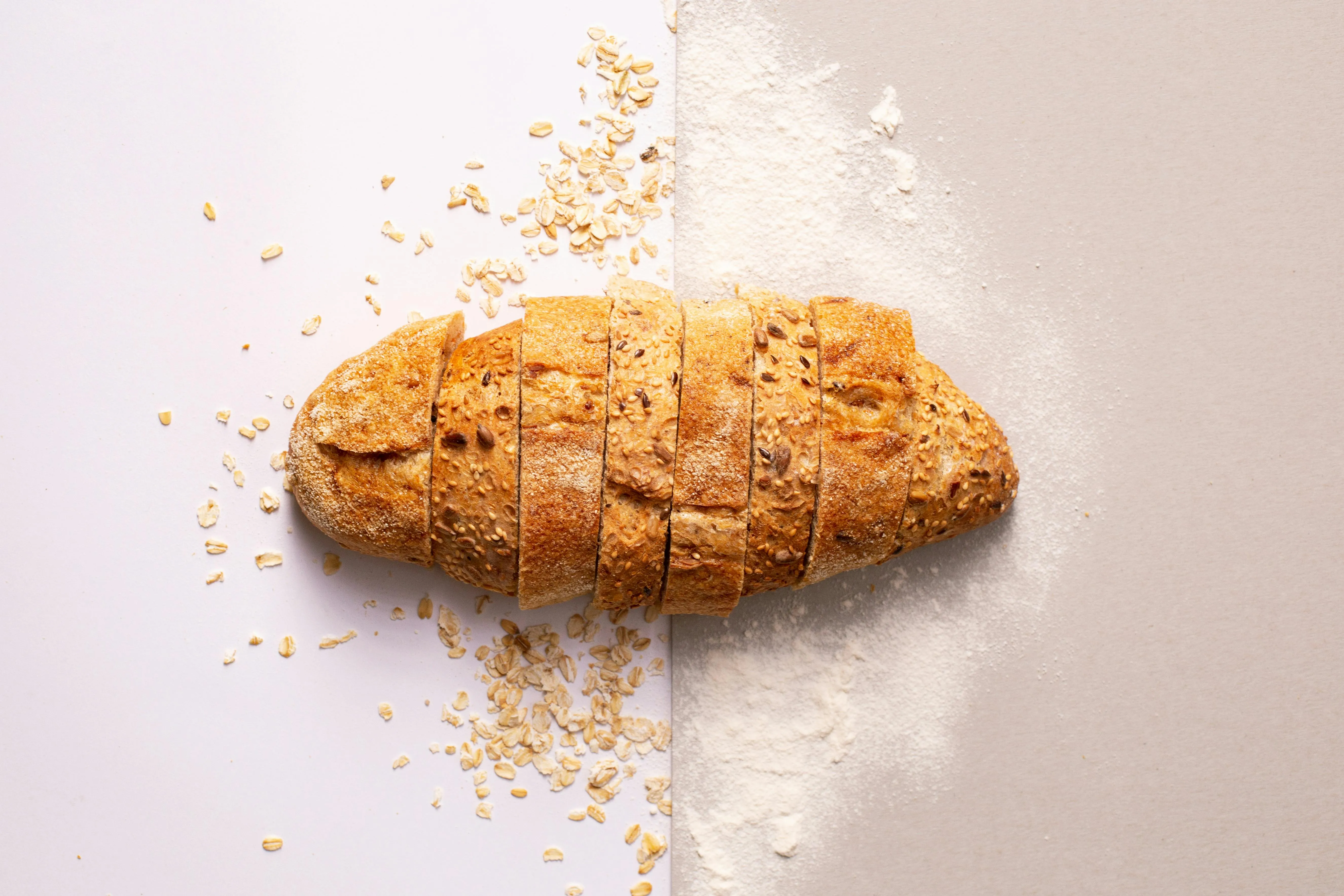 Tarwe en brood op een rustieke houten tafel